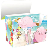 Blick in die geöffnete Lilly & Heiteira Kartenbox mit Boosterpacks und Zubehör